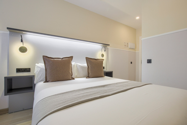 Room 5, Dobo Madrid B90, Madrid