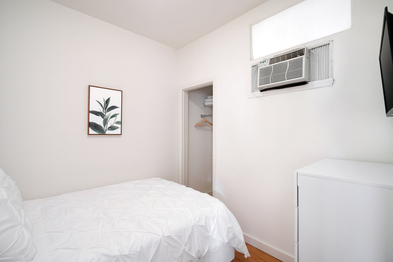 Room 3, Beautiful 3 Bedroom Unit in Prime Location, New York