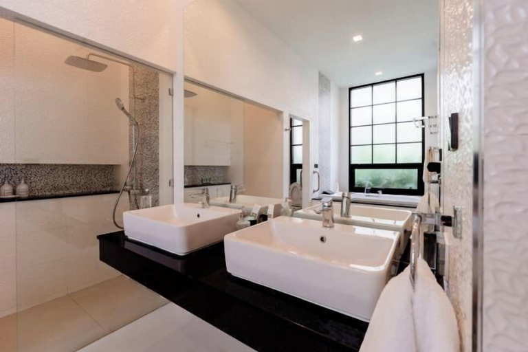 Bathroom 2, Villa Viola 7 Bedroom, Fully Staffed, on the Golf Course, Pulau Phuket