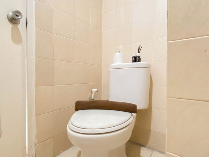 Bathroom 4, Basic Style Studio At Apartment Belmont Residence Puri, West Jakarta