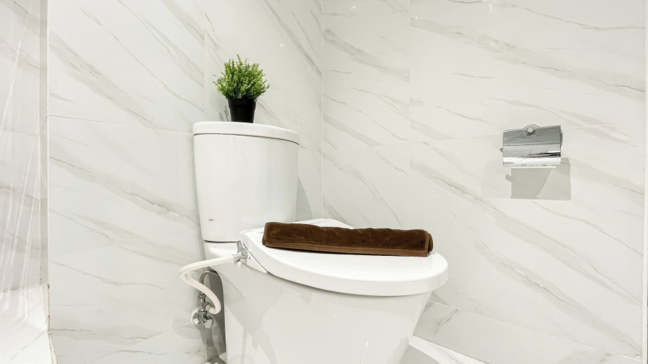 Bathroom 3, Monochrome Style 1Br At Branz Bsd City Apartment, Tangerang Selatan