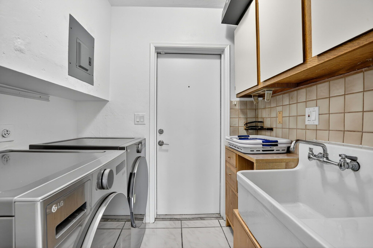Laundry room, Siena Villa Waterfront, Broward