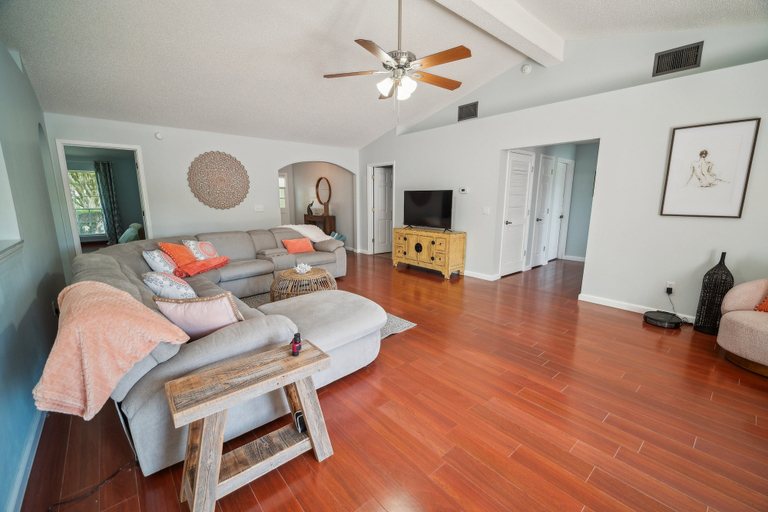Living area 2, Pondside Perch - Your Waterfront Retreat 3 Bedroom Home, Duval