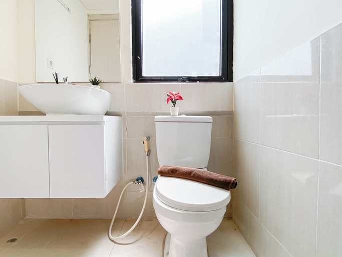 Bathroom 4, Compact Living 2Br At Meikarta Apartment, Cikarang