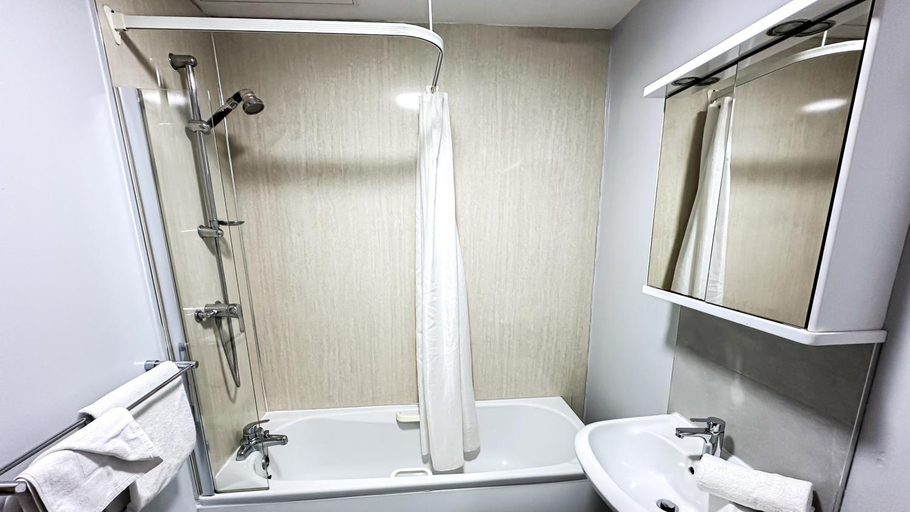 Bathroom 3, Bella Vista Hotel & Self Catering Suites