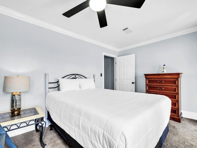 Room 4, Knee Deep, Bay