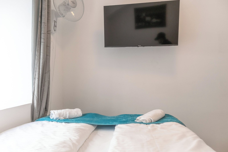 Room 2, Elegant 3BR Apt Steps from Hauptbahnhof, Wien
