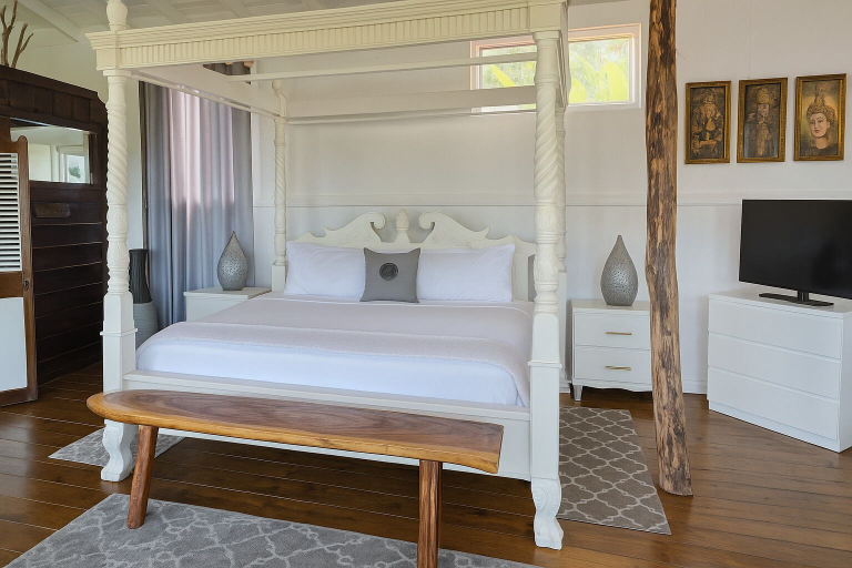 Bedroom 3, Crystals Villa Hotel