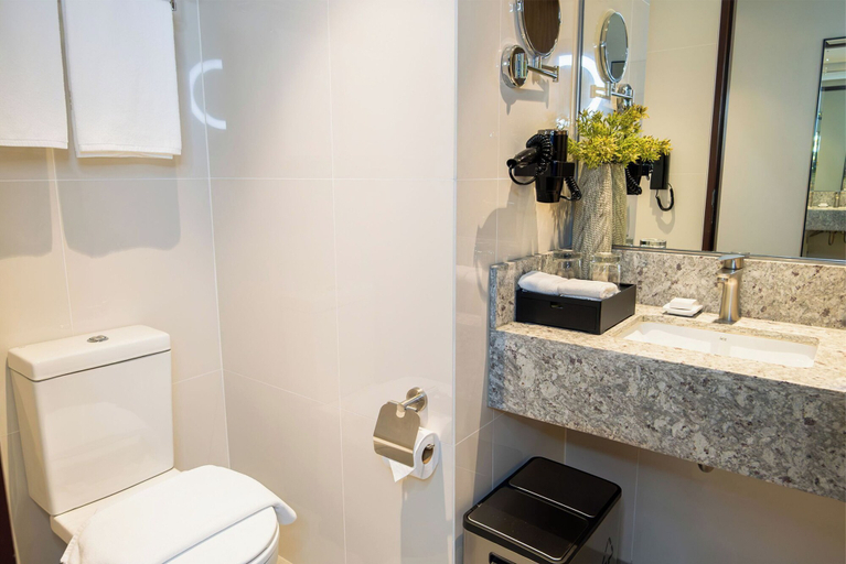 Bathroom 2, Modern City Stay Near Manila Bay’s Attractions, Parañaque