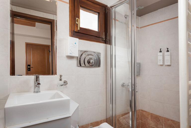 Bathroom 5, Mons Arachova, Central Greece