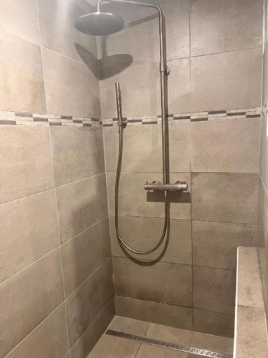 Shared bathroom 4, Le Moulin De La Parenthèse, Vienne