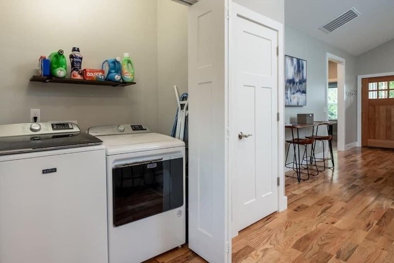 Laundry, Walkable Downtown 5BR - Hot Tub and Resort Access, Transylvania