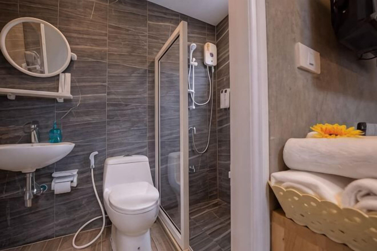 Bathroom 4, Hoppers Place Donmuang Room, Don Muang
