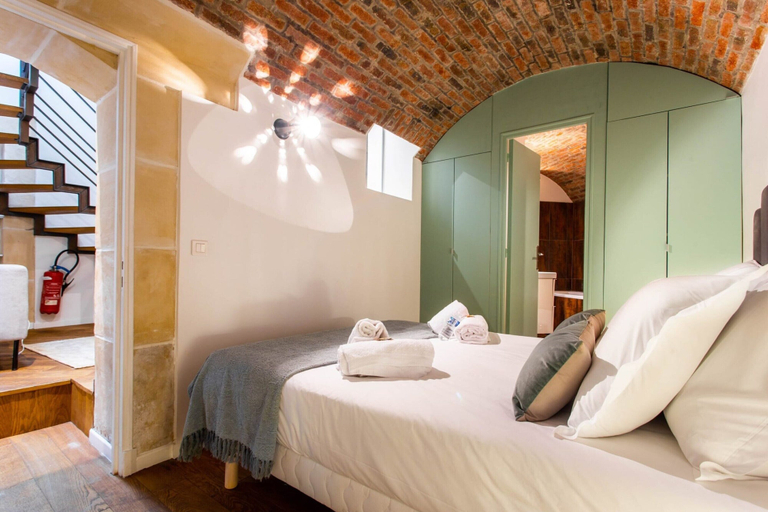 Bedroom 3, Bright Triplex - 4br/10p - Moulin Rouge, Paris