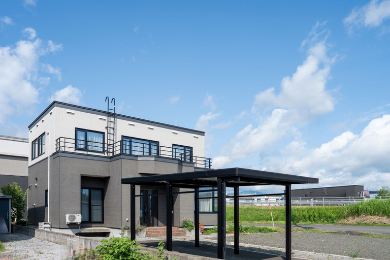 Exterior & Views