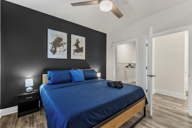 Room 1, Luxe 3BR Suite Mins to Downtown Durham, Durham