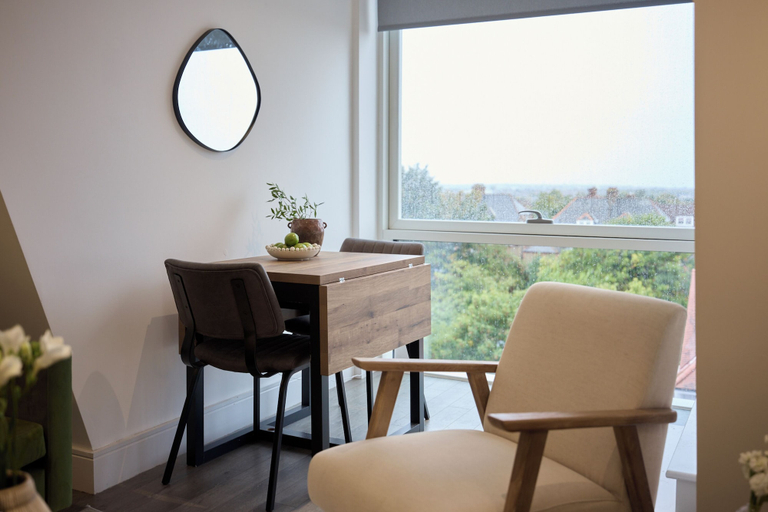 Dining 5, Streatham Hill Modern Flat with Balcony, London
