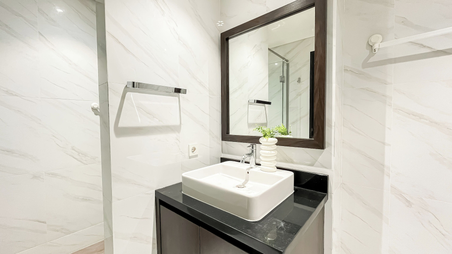 Bathroom 4, Monochrome Style 1Br At Branz Bsd City Apartment, Tangerang Selatan