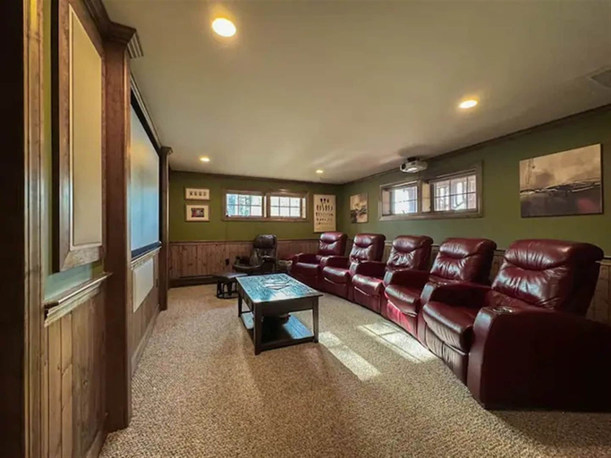 Interior 2, Perley Pond Lodge Limit 14 4 Bedroom Villa, Oxford