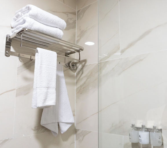 Bathroom 5, RM Campana Hotel, Campana
