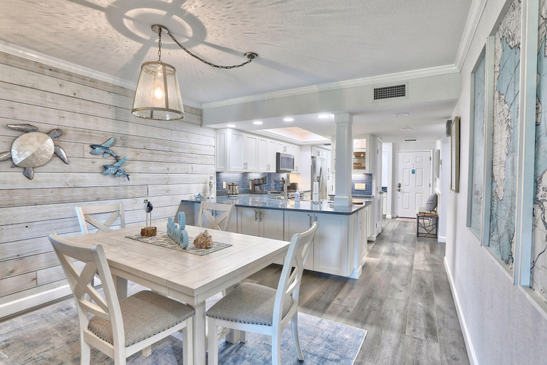 Food & Drinks 5, Land's End 11-305 Beach Front - Premier, Pinellas