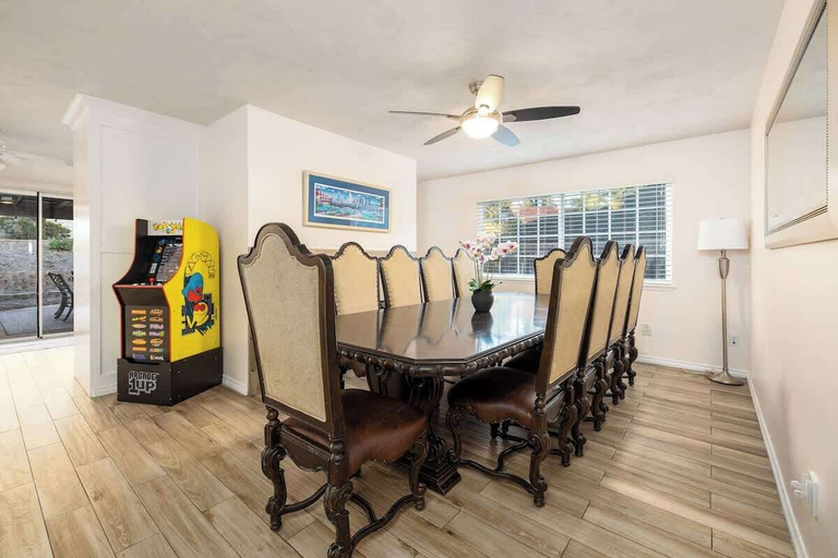 Room 5, 5 Bedroom Home With Firepit, San Diego