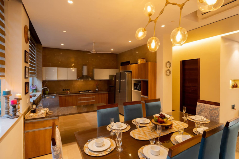 Room 5, 4bhk w Pool 10 min to Baga Beach Villa Dahlia, North Goa