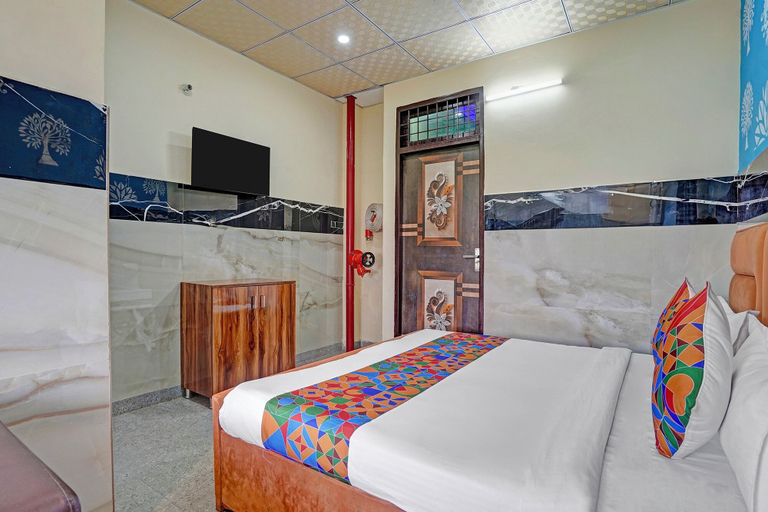 Room 2, Fabhotel Royal Plaza 62, Gautam Buddha Nagar