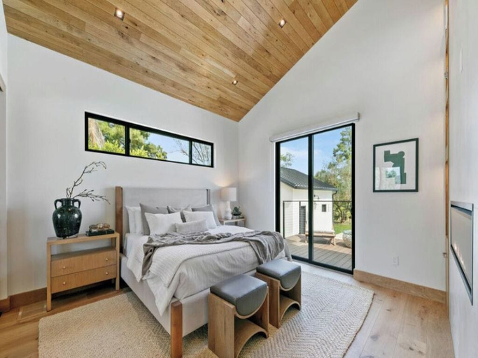 Room 3, Lechusa - Secluded Creative Compound: Luxury 2-acre Estate w/ Studio & Pool, Los Angeles