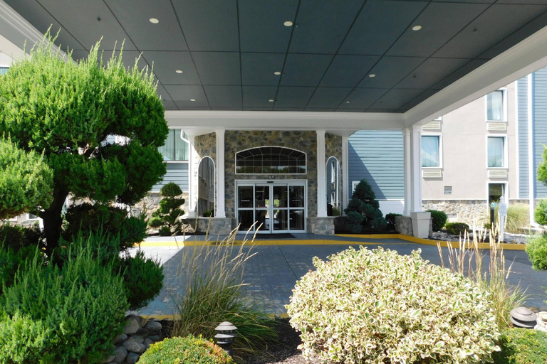 Exterior & Views