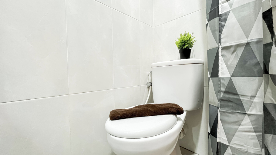 Bathroom 4, Simple Comfort Studio At Apartment Evenciio Margonda, Depok