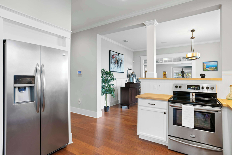 Private kitchen 5, Sunset Bungalow With Hot Tub - 6ppl, Hillsborough