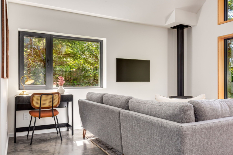 Living area 5, Fogged Inn, Alberni-Clayoquot