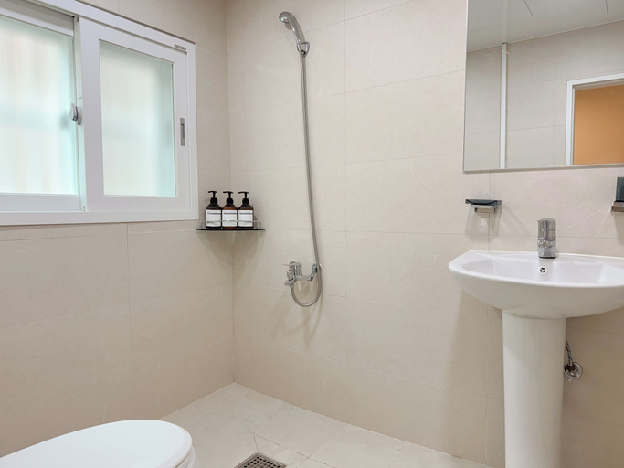 Bathroom 3, Ribini House, Yeongdeungpo