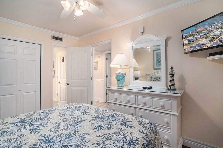 Room 2, 0702 Waters Edge Resort 2 Bedroom Condo by RedAwning, Georgetown