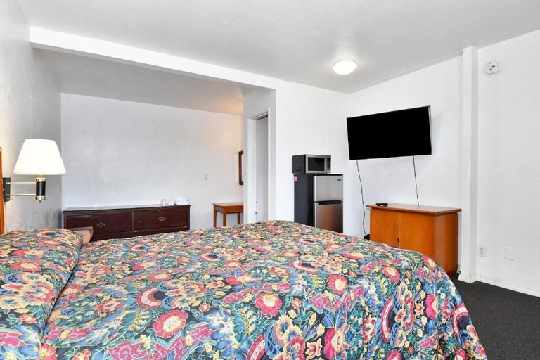 Room 3, Budget Motel, Multnomah