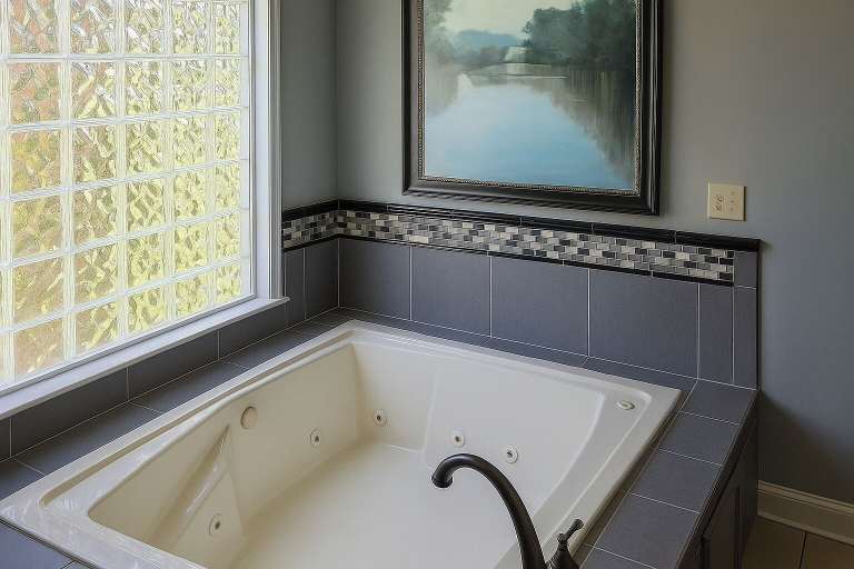 Bathroom, Luxury Lakefront 4br: Jacuzzi, Game Room & Wi-fi, Lexington