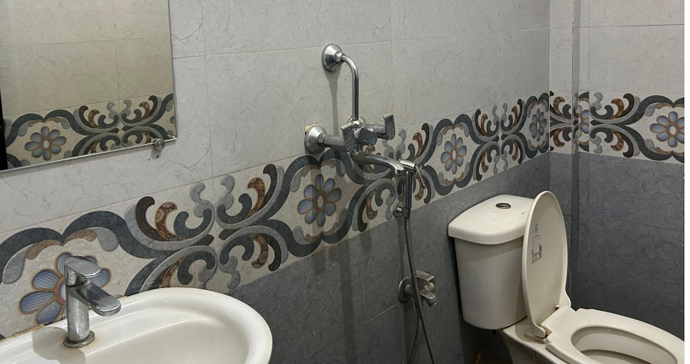 Bathroom 3, Aqua Wave by YogiTree Hotels, North Goa