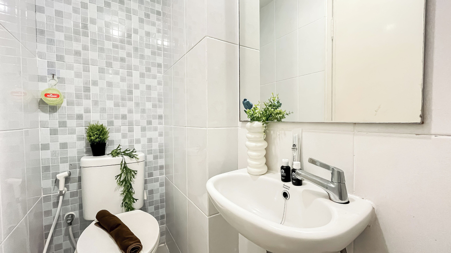 Bathroom 5, Small Minimalist Studio Apartment At Tokyo Riverside Pik 2, Tangerang