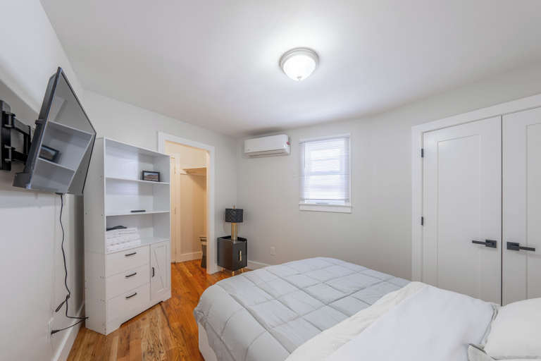 Room 3, Modern 2BR North Ironbound Apartment, Newark