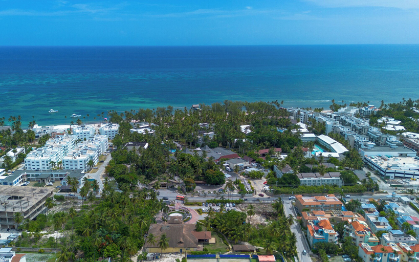Beach, Tropical 2BR Retreat - Terrace, BBQ and Pool, Salvaleon de Higuey