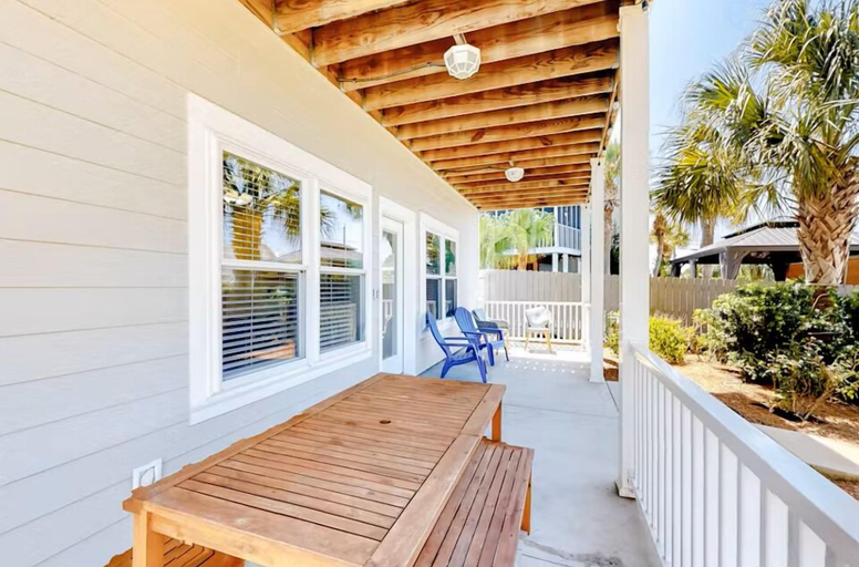 Outdoor dining 2, 2 Palms A, Bay