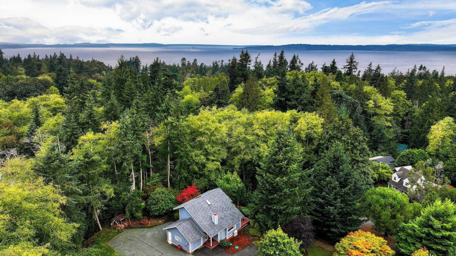 Interior 4, Forest Front Home w/ Fire Pit, Mins to Beaches, Wineries & Trails Cedarview Retreat by Avantstay, Island