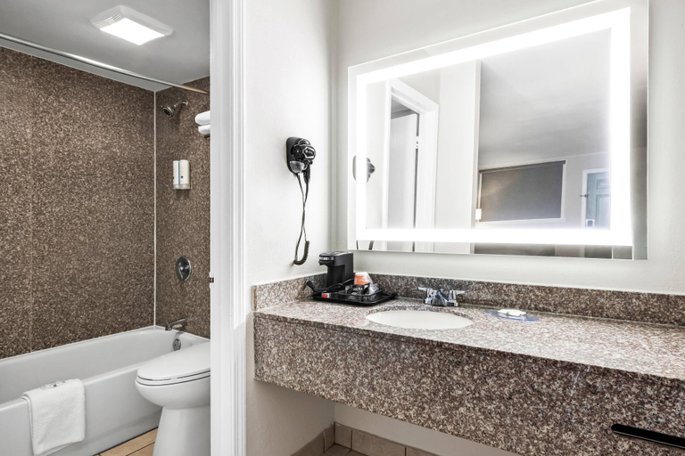 Bathroom 5, Quality Inn Harvey - New Orleans, Jefferson