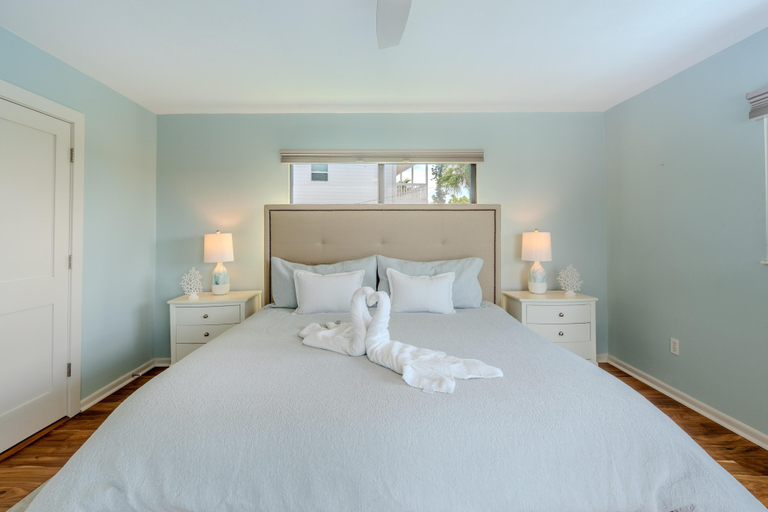 Room 4, Club 205 At Bayview, Lee