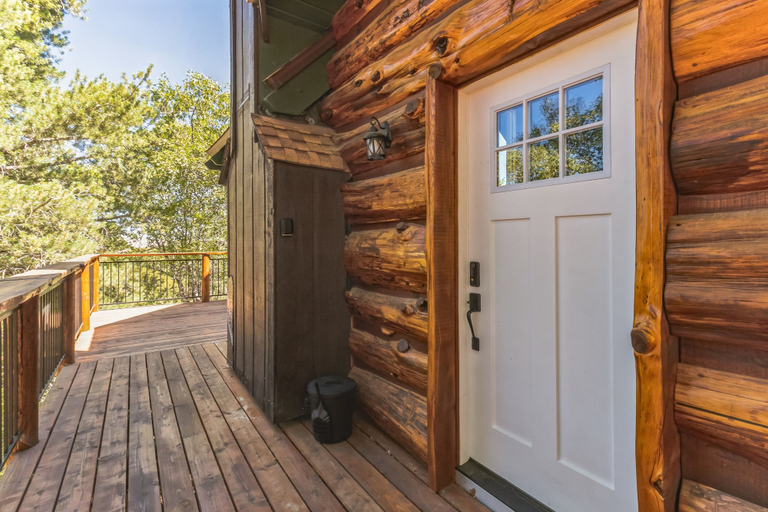 Property grounds 2, Timeless Traditions Arrowhead 3 Bedroom Home by RedAwning, San Bernardino
