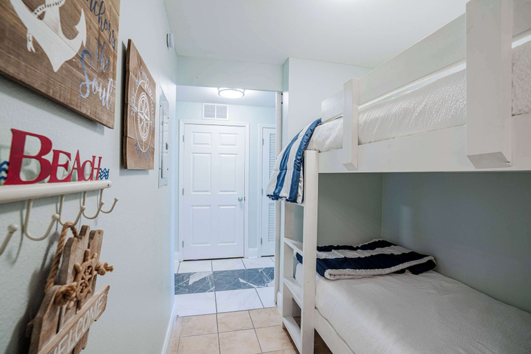 Room 2, Wharftown Retreat 8ppl, Bay