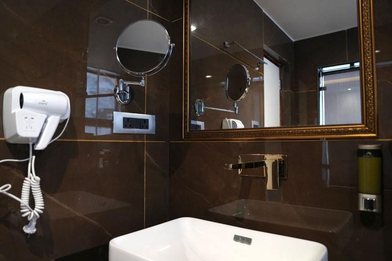 Bathroom 4, Hotel The Haven, Kargil