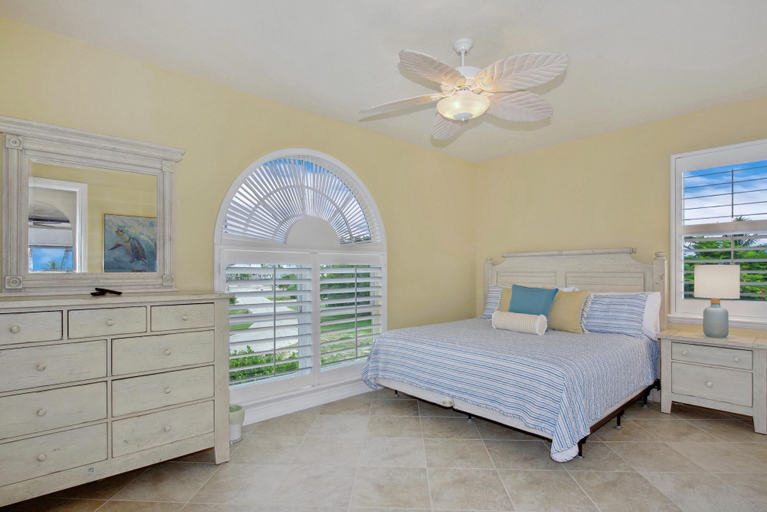 Bedroom 2, Palm Royale, Lee