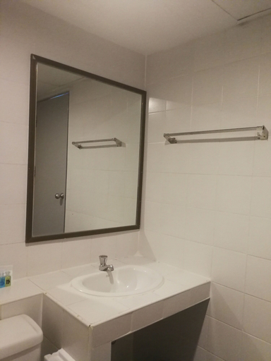 Bathroom 3, Tanaphat Hatyai Hotel, Hat Yai